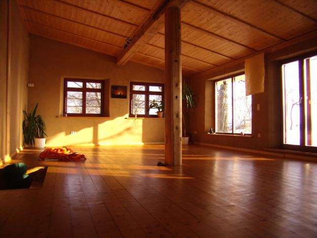 Yogaraum im Sonnenlicht